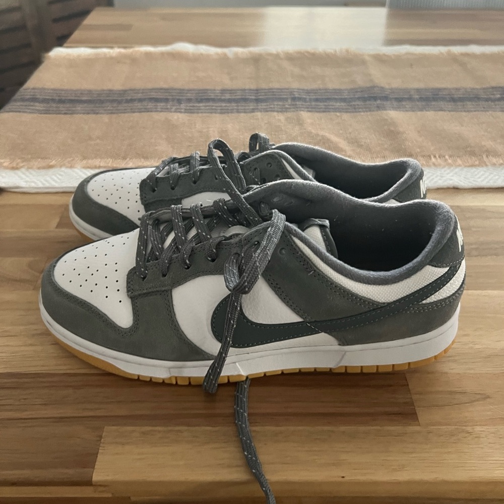 Men’s Nike Dunks - like new size 9